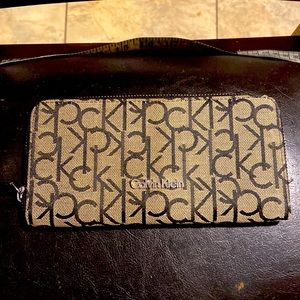 Calvin Klein zippered wallet like new